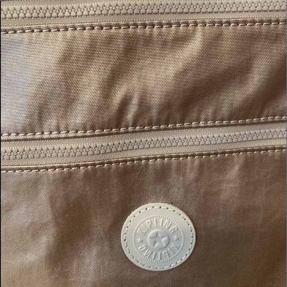 Kipling Keiko Metallic Glow crossbody/Shoulder bag in pale gold. - Picture 3 of 9